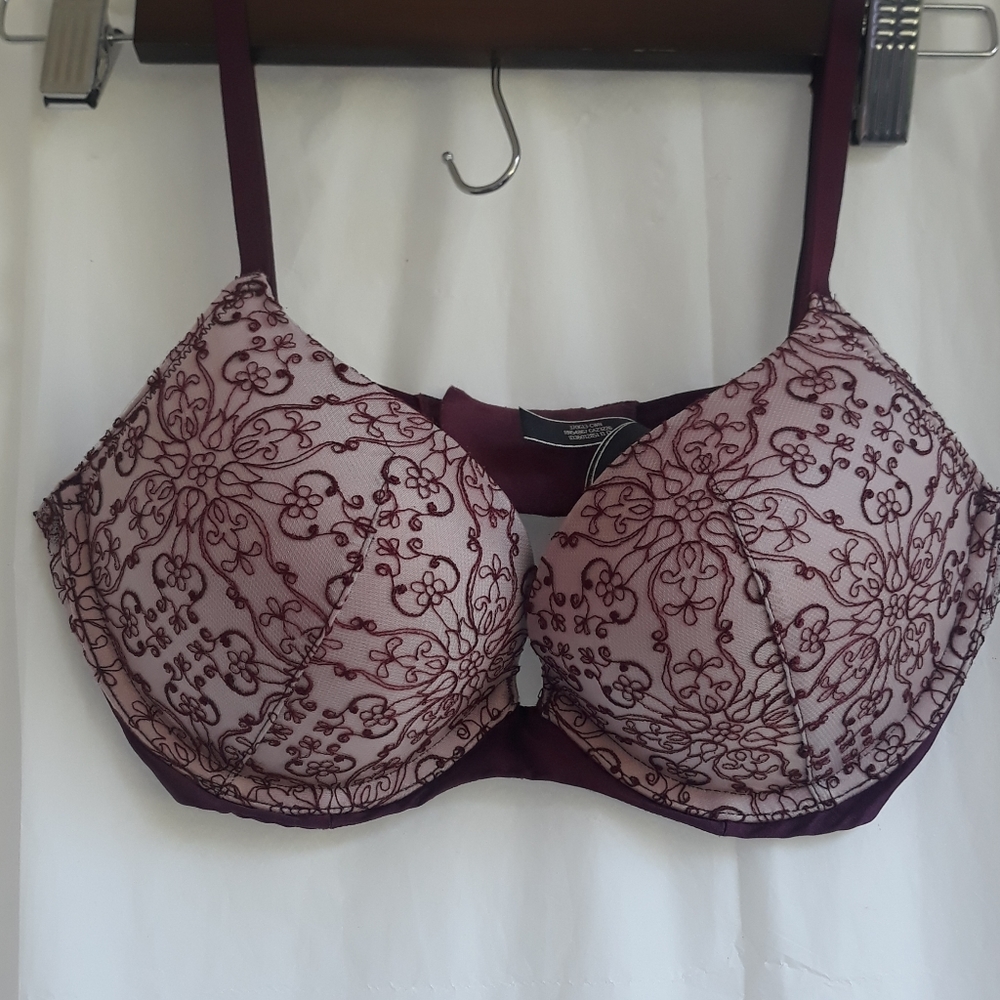 Victoria's Secret very sexy push up bra. Sz 32D.
